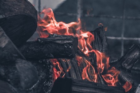 ホイル焼きは焚き火で簡単調理できる