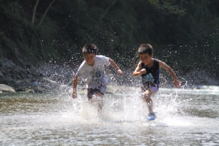 川遊びをする子供