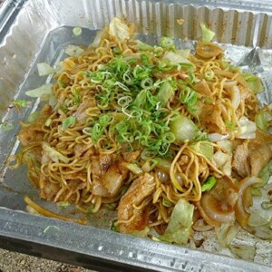 qの焼きそばに コスパ最強おすすめのアルミプレート Campifyマガジン