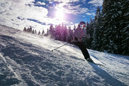 スキーをする少女と太陽