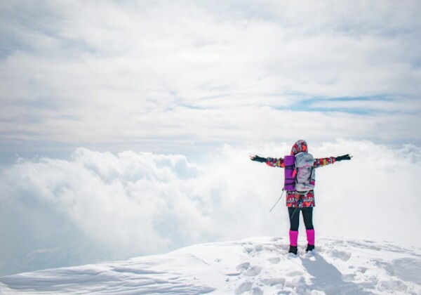 雪山登山で活躍するハードシェルパンツ