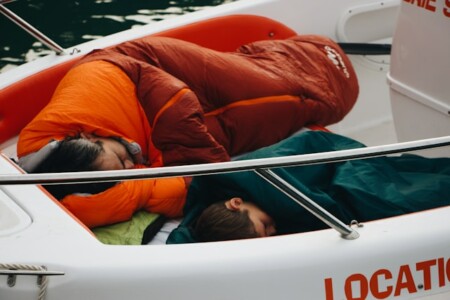 ボートで寝ている男