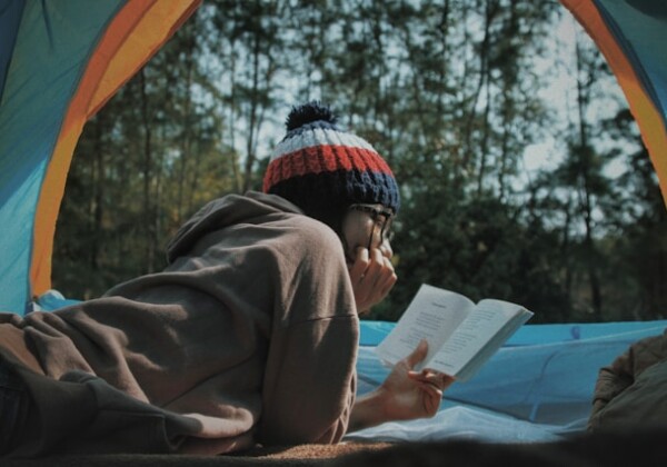テントで本を読む女性