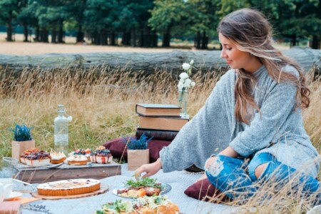 ピクニックマットに座っている女性 