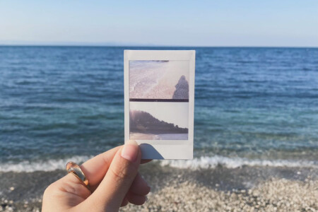 海でチェキの写真
