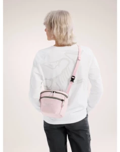ピンクのウエストバッグ