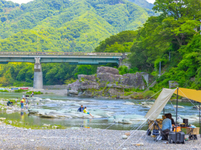 川沿いにあるテント