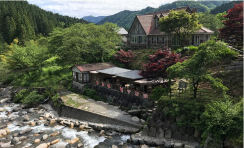 川沿いのバーベキューハウス