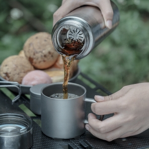 チタンボトルに注ぐ