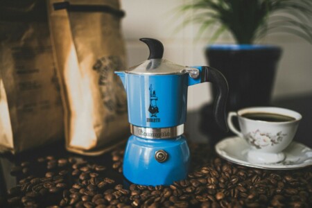 ステップ2:挽いたコーヒー豆をフィルターに入れる