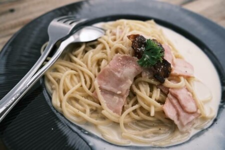 キャンプ　パスタ　レシピ　カルボナーラ